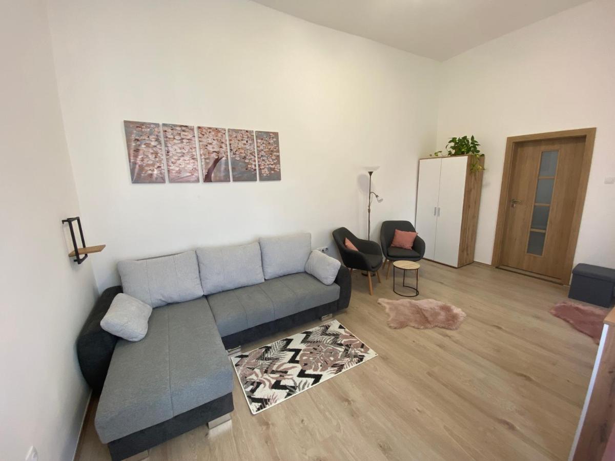 Rad-Var Apartmanhaz Eger Extérieur photo