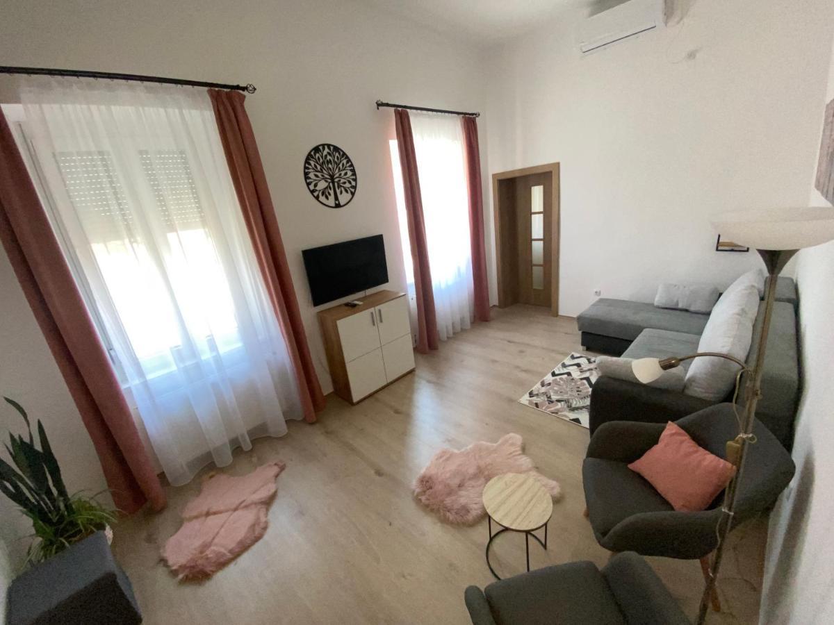 Rad-Var Apartmanhaz Eger Extérieur photo
