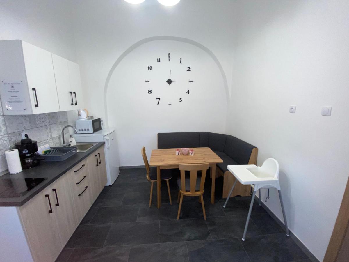 Rad-Var Apartmanhaz Eger Extérieur photo
