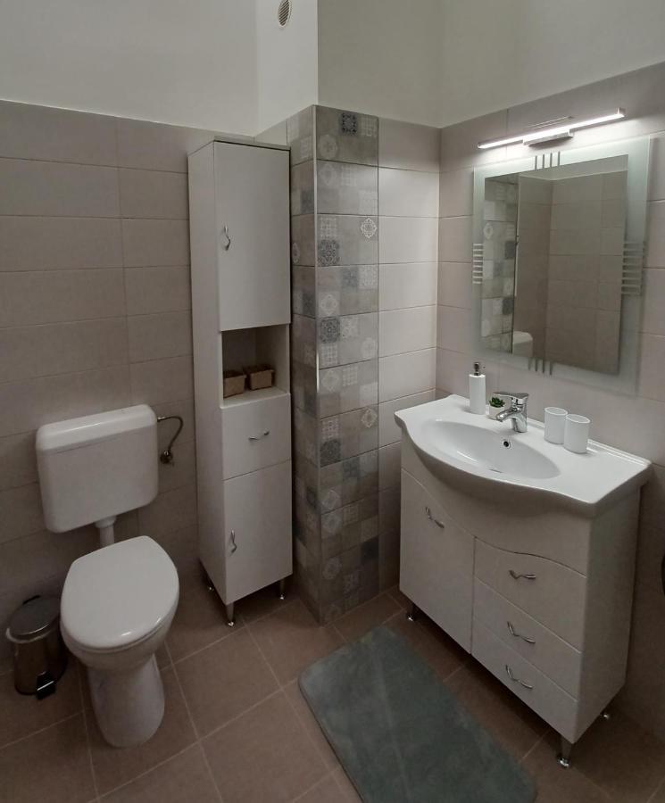 Rad-Var Apartmanhaz Eger Extérieur photo