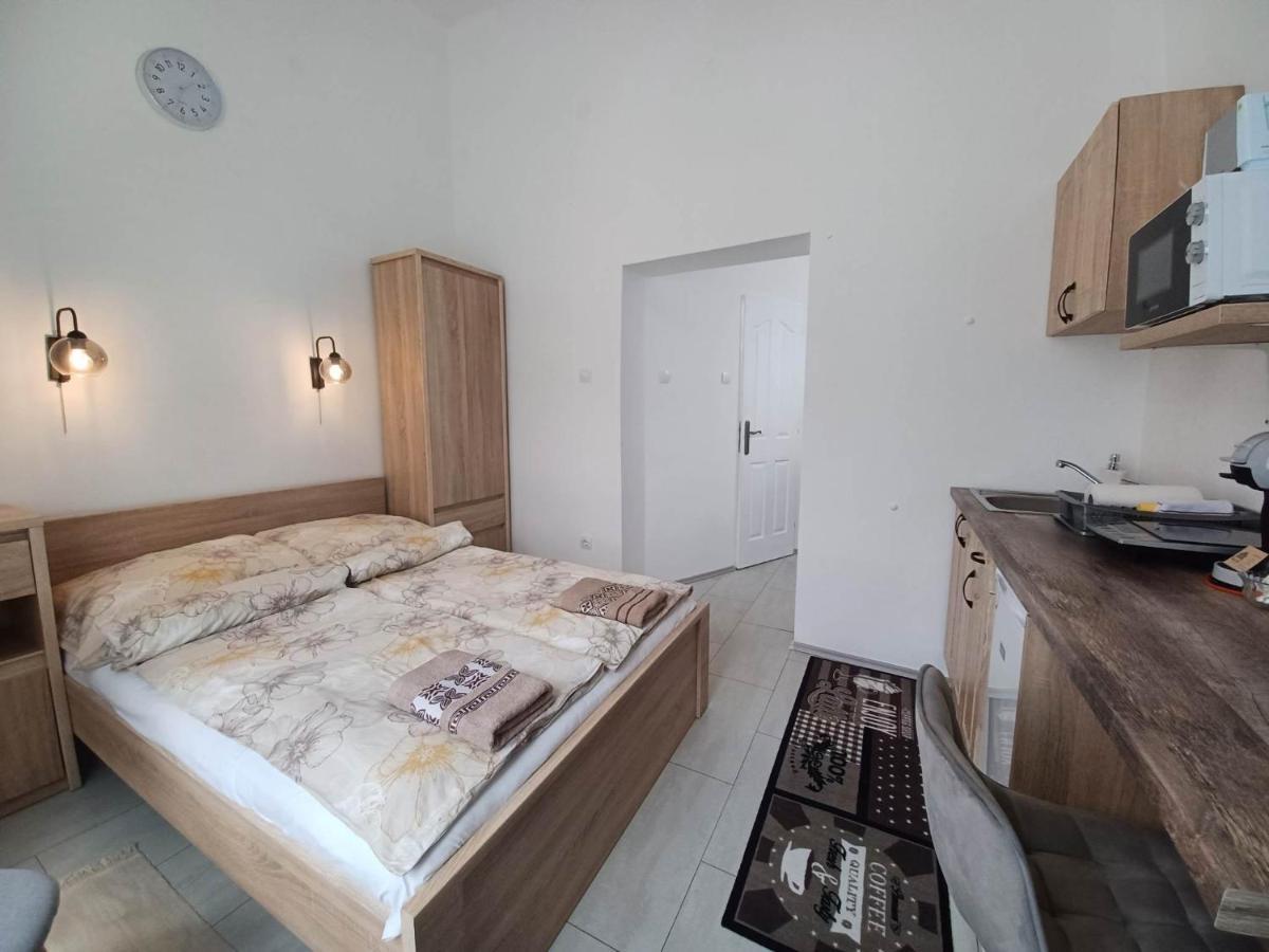 Rad-Var Apartmanhaz Eger Extérieur photo