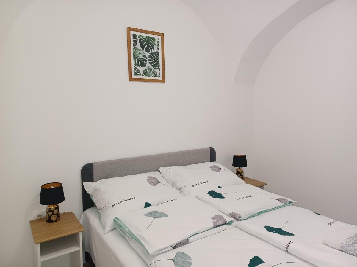 Rad-Var Apartmanhaz Eger Extérieur photo