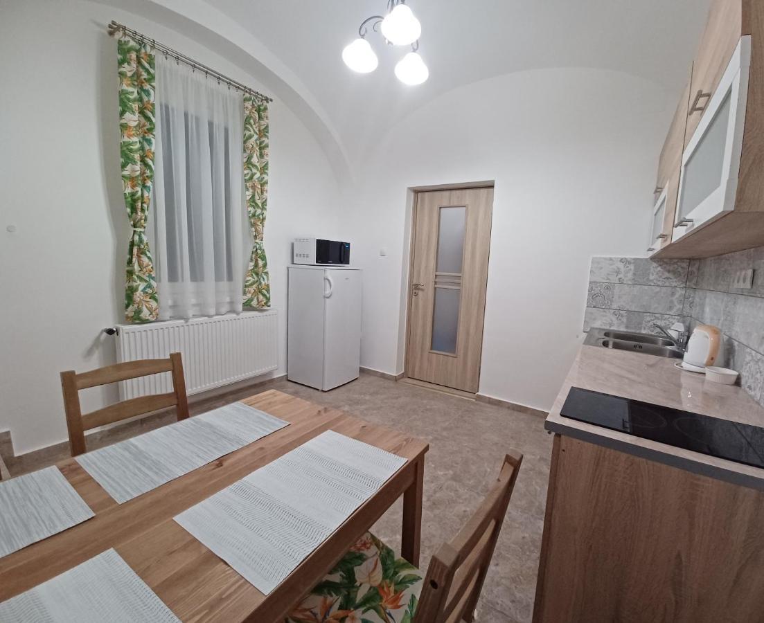 Rad-Var Apartmanhaz Eger Extérieur photo