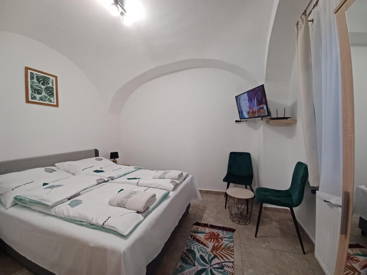 Rad-Var Apartmanhaz Eger Extérieur photo