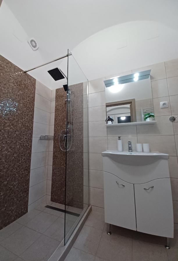 Rad-Var Apartmanhaz Eger Extérieur photo